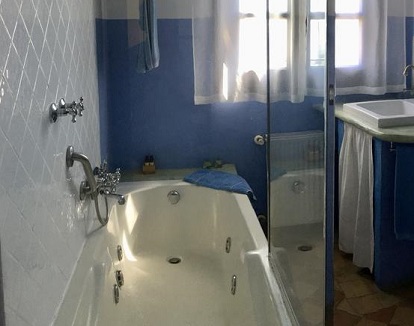 Bañera de hidromasaje en el encantador hotel rural La Fructuosa donde tienes un pequeño hotel con habitaciones muy bonitas para una estancia con tu pareja.