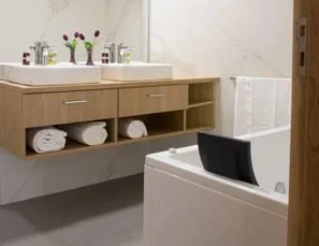 Foto de la Suite con cama grande y bañera de hidromasaje con jacuzzi privado.