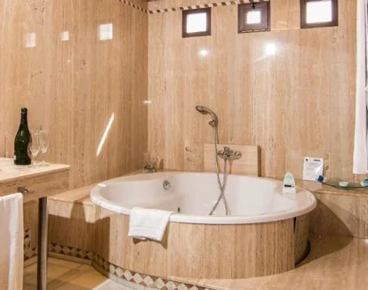 El jacuzzi que encuentras en la Suite con bañera de hidromasaje.