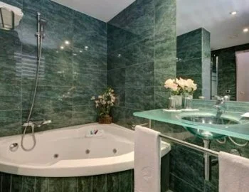 Jacuzzi privado en la Suite Junior con acceso al spa.