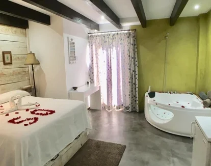 Foto de la bañera de hidromasaje en la Habitación Cuádruple Deluxe.