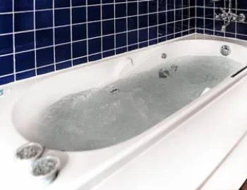 Interior de el Apartamento de 1 dormitorio donde tienes bañera de hidromasaje.