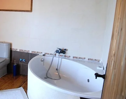 Apartamento para dos con chimenea y jacuzzi en la provincia de Lugo en la población de Vilamelle. Ideal para fin de semana romántico en la naturaleza.