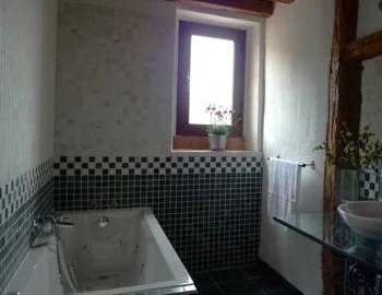 La Suite con bañera de hidromasaje (2 adultos) con bañera de hidromasaje.