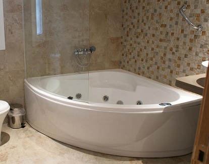 Foto de la bañera de hidromasaje en el apartamento de 2 dormitorios en Puerta de Ordesa Garden