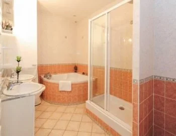 Interior de el Apartamento - Planta Baja donde encontrarás un jacuzzi para relajarte con tu pareja.