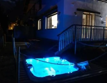 El Apartamento Dúplex de 2 dormitorios y foto de la bañera de hidromasaje que puedes disfrutar.