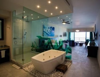 La Suite Deluxe con cama extragrande y bañera de hidromasaje con jacuzzi privado para estancias románticas.