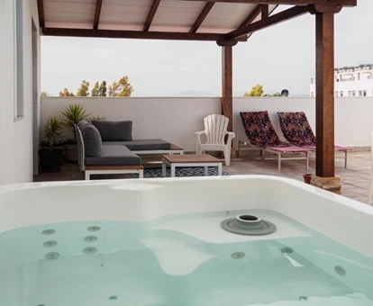 Foto del jacuzzi bajo techo que se encuentra en la terraza con vistas a la ciudad