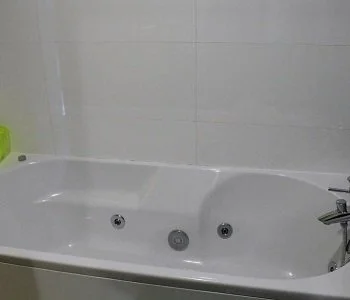 Bañera de hidromasaje para disfrutar en pareja en la Loft.