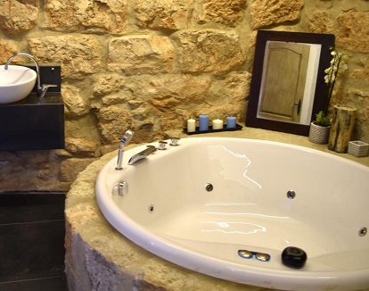 Foto de la bañera de hidromasaje en la suite deluxe del Castillo de Grisel