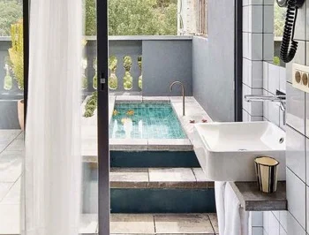 habitacion con romántica bañera exterior