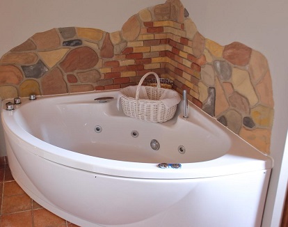 Foto de la bañera de hidromasaje en el baño del apartamento de un dormitorio en Casa Rural La Tejada