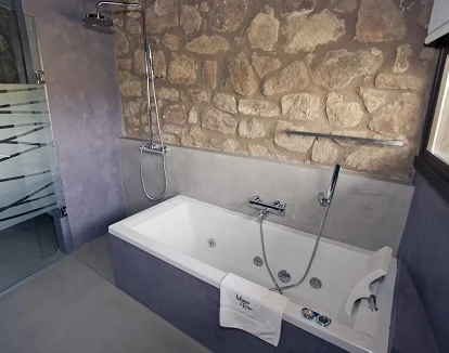 Bañera de hidromasaje en la habitación doble superior del Hotel Rural Masía la Torre