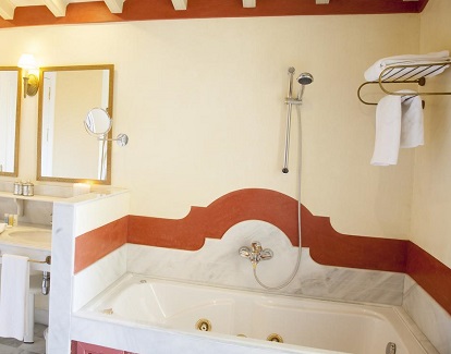 bañera de hidromasaje que puedes encontrar en cualquiera de las habitaciones de Villa Jerez, un buen destino rural de lujo