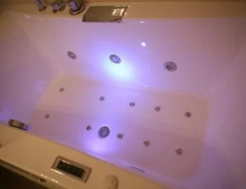 Vista del interior de el Apartamento Deluxe en donde puedes disfrutar con tu pareja de tu propia bañera de hidromasaje.