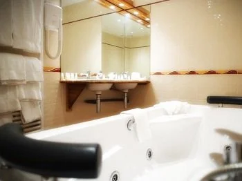 Bañera de hidromasaje en la Habitación Dúplex para 4 personas - Vistas al mar .