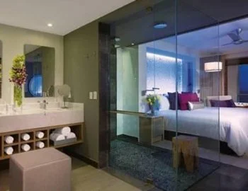 Interior de la Suite Junior Allure Doble con vistas al paisaje tropical donde encontrarás un jacuzzi para relajarte con tu pareja.