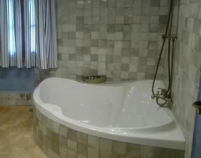 bungalow deluxe con vistas al jardín donde puedes disfrutar de bañera de hidromasaje en el baño.