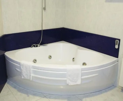 Foto de la Suite con cama grande y balcón para una velada romántica con jacuzzi incluido.