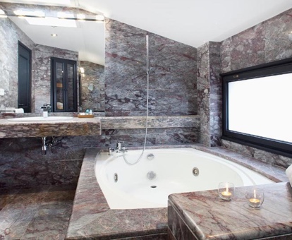 Foto de la bañera de hidromasaje en la Villa de 6 dormitorios .