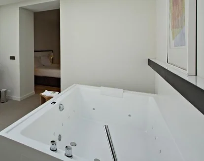 El jacuzzi que encuentras en la Habitación Doble Superior.