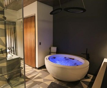 Foto de la la Suite Principal donde se encuentra la bañera de hidromasaje.