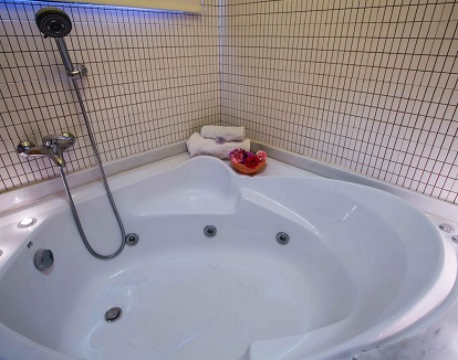 Bañera de hidromasaje en casa rural de 2 habitaciones en Barranco de la Salud en Granada