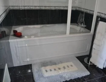 La Habitación Doble Deluxe con balcón con bañera de hidromasaje.