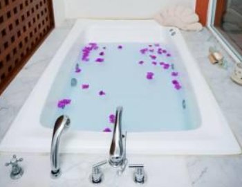 La Suite con cama extragrande y bañera de hidromasaje muy romántica para disfrutar de una noche en pareja.