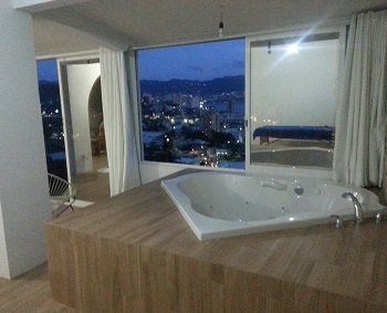 Vista del interior de la Casa de 4 dormitorios en donde puedes disfrutar con tu pareja de tu propia bañera de hidromasaje.
