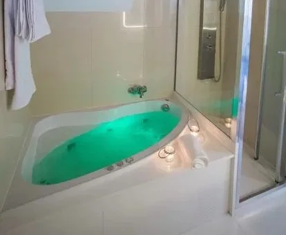 Foto del jacuzzi que puedes encontrar en la Habitación Doble con bañera - 2 camas.