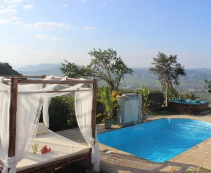 jacuzzi exterior con piscina