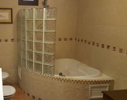 Casa rural en Écija con jacuzzi privado en el baño y piscina privada para disfrutar de una escapada romántica con tu pareja.