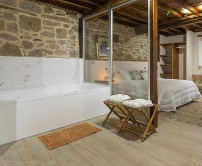 Foto de la Habitación Doble con bañera de hidromasaje para una noche especial en pareja.