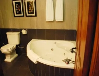 La Casa de 4 dormitorios y foto de la bañera de hidromasaje que puedes disfrutar.