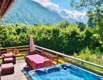 Jacuzzi privado que puedes encontrar en la Chalet (10 adultos)