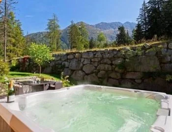 La Chalet y foto de la bañera de hidromasaje que puedes disfrutar.