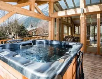 Interior de la Chalet Superior donde encontrarás un jacuzzi para relajarte con tu pareja.