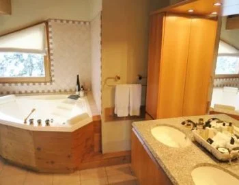 La Chalet con jacuzzi privado para estancias románticas.
