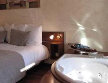 Foto de la Suite para una velada romántica con jacuzzi incluido.