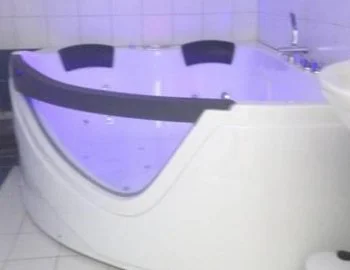 Jacuzzi privado que puedes encontrar en el Apartamento TUSSAUD de 75 m² con 2 dormitorios y bañera de balneoterapia (5 personas)