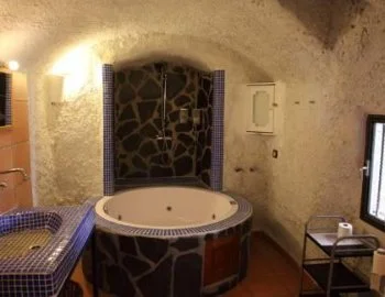 La Cueva con bañera de hidromasaje y su jacuzzi privado.