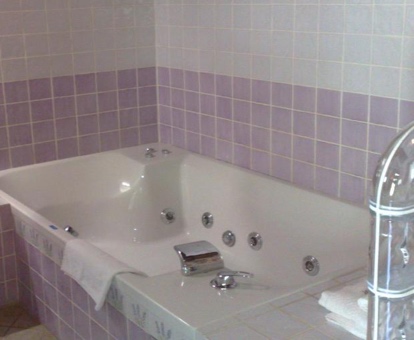 Bañera de hidromasaje en la Habitación Doble.