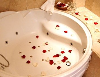 Interior de la Oferta Especial Romántica donde tienes bañera de hidromasaje.