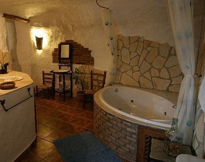 Jacuzzi privado en la cueva de 1 dormitorio de las casas rurales Victoria en Galera