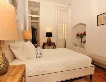 Interior de el Apartamento de 2 dormitorios con vistas al río donde encontrarás un jacuzzi para relajarte con tu pareja.