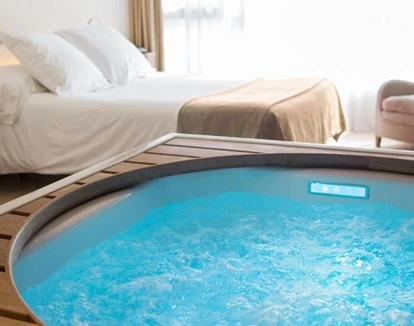 El jacuzzi que encuentras en la Suite con bañera de hidromasaje.