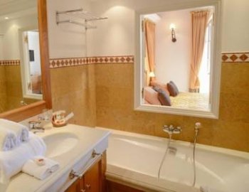 Foto de la la Suite Diamond con bañera de hidromasaje donde se encuentra la bañera de hidromasaje.