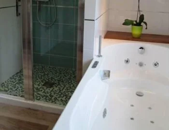 Bañera de hidromasaje en la Habitación Doble Ático.